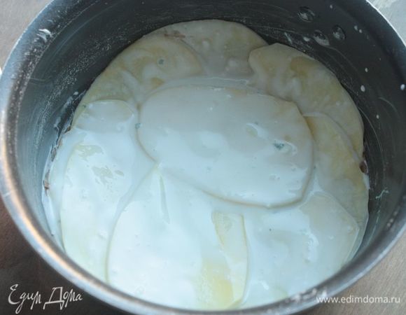 Обильно смажьте форму сливочный маслом (я дополнительно прокладываю дно бумагой для выпечки, чтобы пирог легче вынимался). Каждый кусочек картофеля обмакните в «сырный маринад» и выложите картофелем форму.