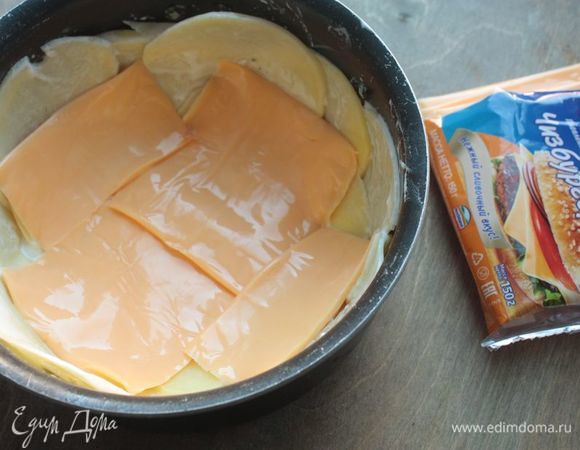 А далее начинаем экспериментировать со слоями-начинками: первым идет плавленый сыр Hochland.