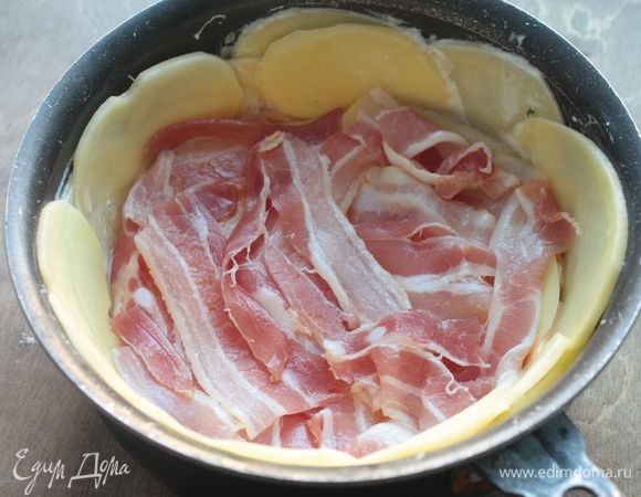 Поверх сыра укладываем картофель в 2 слоя, а затем — бекон.