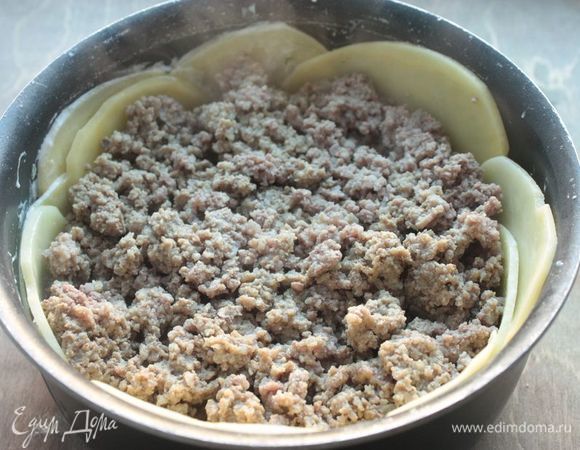 Снова укладываем поверх два слоя картофеля и затем чуть обжаренный фарш (если класть его в сыром виде, он может дать много сока, и пирог может прилипнуть к форме).