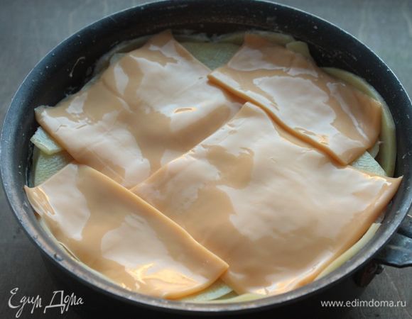 Завершающий слой — снова сырный.