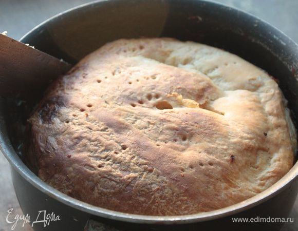 Пирог накрываем фольгой и отправляем в духовку на час (в зависимости от размера пирога время выпечки будет в среднем занимать от 1 до 1,5 часов). Затем снимаем фольгу и еще 10 минут выпекаем пирог без нее.
Готовый пирог достаем из духовки и проводим ножом вдоль бортиков, чтобы пирог отстал от формы. Даем ему остыть полчаса и только затем аккуратно вынимаем из формы: я обычно накрываю его тарелкой и переворачиваю форму. Пирог должен достаточно легко отделиться от стенок :)