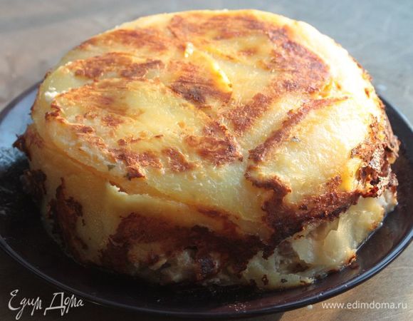 Сырный соус делается очень легко: в горячие сливки добавляем плавленный сыр Hochland, помешиваем, пока он не растворится полностью, и снимаем с огня.