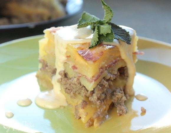 Нарезаем пирог на порционные кусочки, поливаем соусом и немедленно подаем к столу — он очень вкусен именно горячим!
Приятного аппетита! 