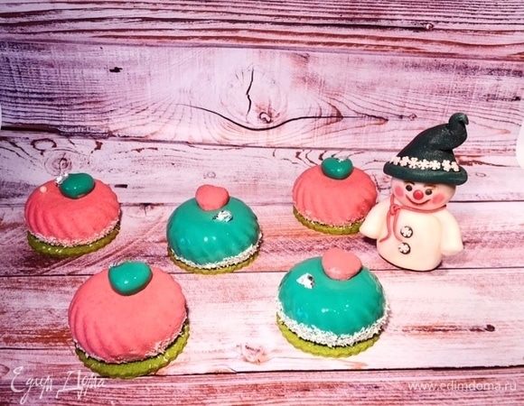 Малиновые пирожные и снеговик из шокомастики. 