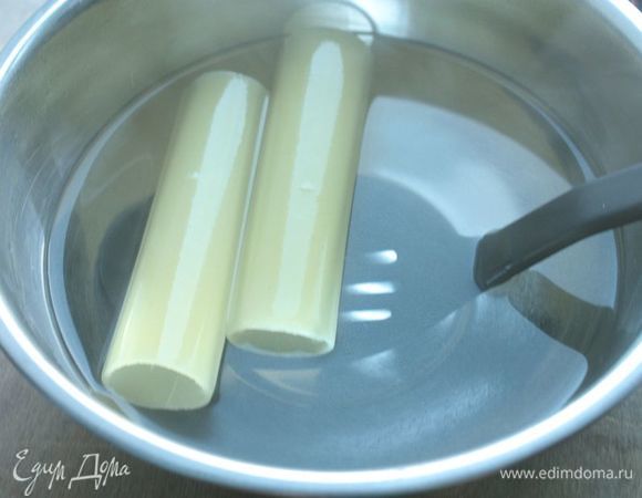 Каннеллони опустите в кипяток на одну минуту, после чего аккуратно начините их начинкой.