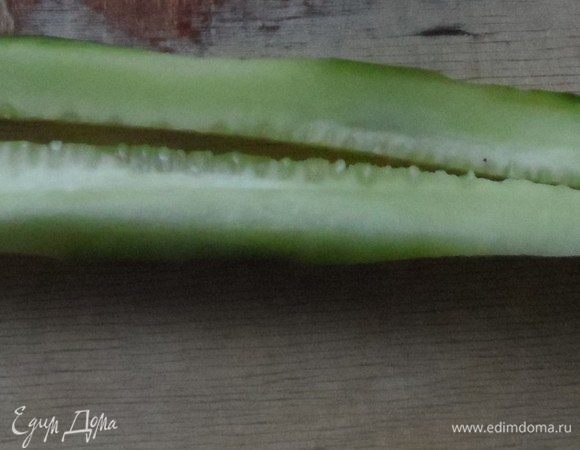 Огурец нарезать длинными дольками, полосками. В подсоленной воде отварить рис. Остудить.