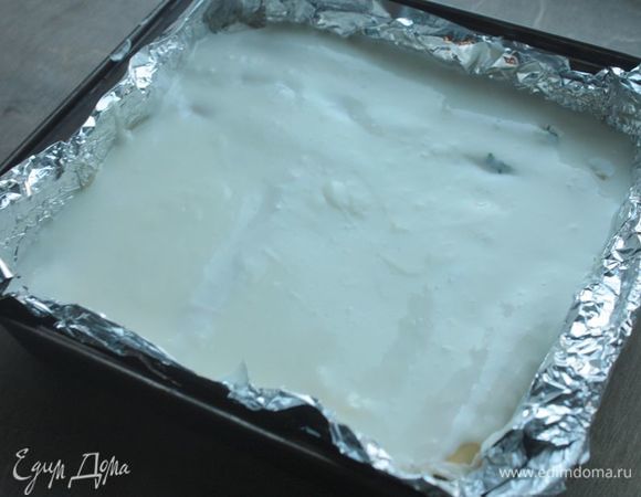 Поверх каннеллони распределите оставшийся соус, накройте фольгой и отправьте в духовку на 15–20 минут при 190°С. 