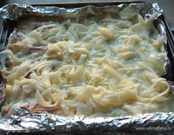 Достаньте каннеллони из духовки, посыпьте натертой моцареллой и отправьте в духовку уже без фольги на 5–10 минут.