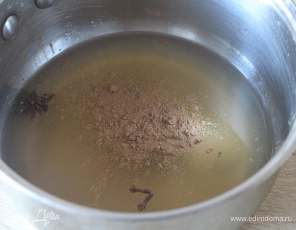 В небольшой ковш налить яблочный сок. Добавить пару бутонов гвоздики, звездочку бадьяна, щепотку молотой корицы.