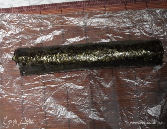 С помощью циновки завернуть плотно ролл.
Дать постоять 5 мин. Нарезать на роллы.
Подавать с соевым соусом.