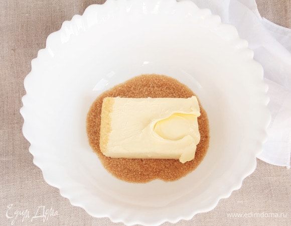 Добавить к сахарному песку 180 г мягкого сливочного масла.