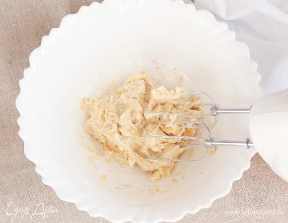 Сначала необходимо венчиком вмешать сахарный песок в масло, чтобы он не разлетелся при взбивании.