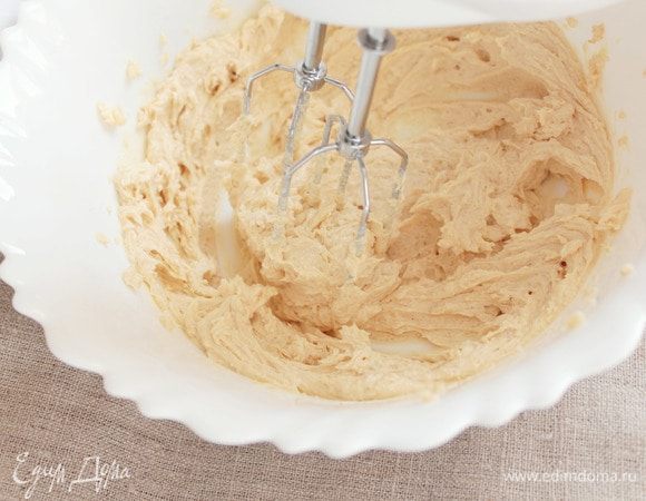 Затем уже включенным миксером взбить до однородной пышной массы в течение двух минут, важно масло не перевзбить.