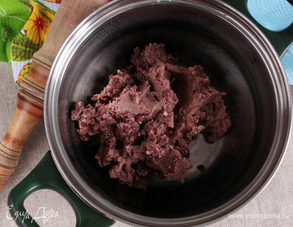 В Азии традиционно для приготовления пасты «Анко» используются бобы адзуки, но фактически можно использовать любой сорт красной сухой фасоли. Фасоль необходимо предварительно замочить на несколько часов. Перед варкой сменить воду на свежую. Можно не замачивать, но после первого закипания сменить воду на свежую. Отварить фасоль до мягкости и слить отвар. Если у вас нет блендера, то сначала размять фасоль толкушкой, а потом протереть через сито. Но кожицу, которая не протерлась через сито, не выбрасывайте, добавьте ее назад в пюре фасолевое.