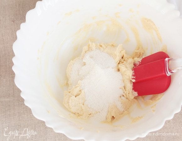 В масляную массу добавить предварительно просеянную рисовую муку (50 г). У меня рисовая мука домашнего помола риса в кофемолке.