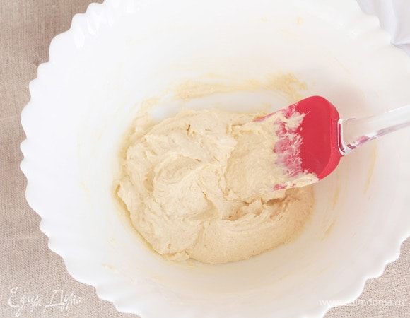 Вмешать всю рисовую муку лопаткой.