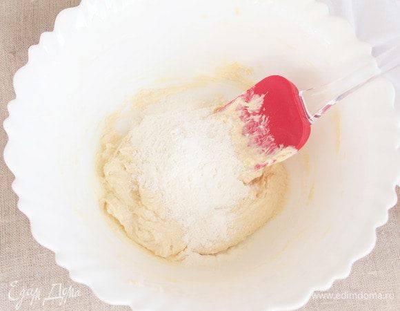 Муку пшеничную (160 г) предварительно просеять, добавить в нее щепотку соли. Вводить муку в тесто порционно, потому что клейковина муки может отличаться.