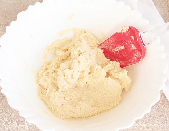 Тесто должно быть мягким и собираться в комочек, но не забивайте его сильно мукой.