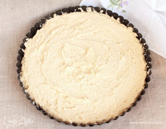 Выложить тесто в форму для выпечки. Маслом форму смазывать дополнительно не нужно. Разровнять тесто по всей форме. В мое тесто стоило бы еще подсыпать муки, потому что оно тянулось за руками, но я не стала рисковать и вполне справилась лопаткой.