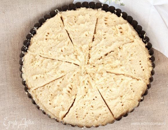 Теперь необходимо наколоть всю заготовку вилкой до самого дна и сразу нарезать тесто на 8 частей.