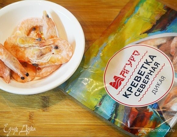 Креветки разморозьте, отварите 2 минуты, затем почистите. Я использую креветки ТМ «Магуро».