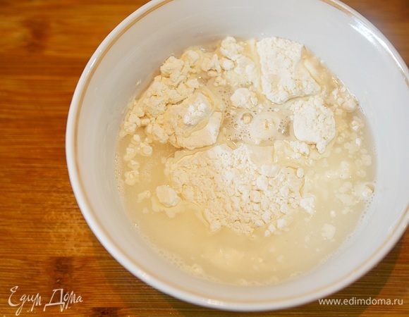 Замесите пельменное тесто.