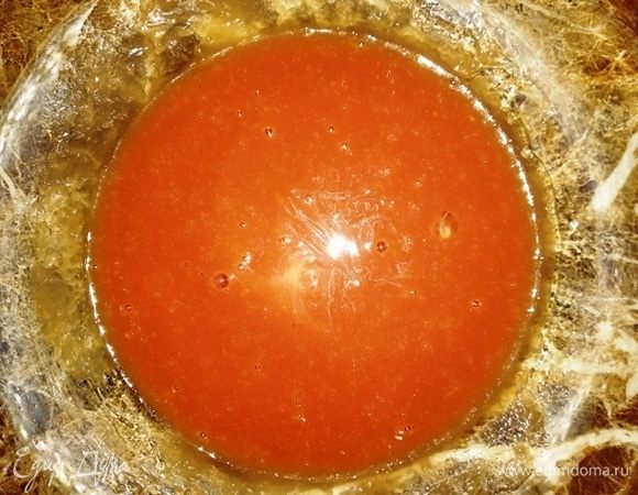 Смешиваем томатную пасту, яйцо, подсолнечное масло, соль.