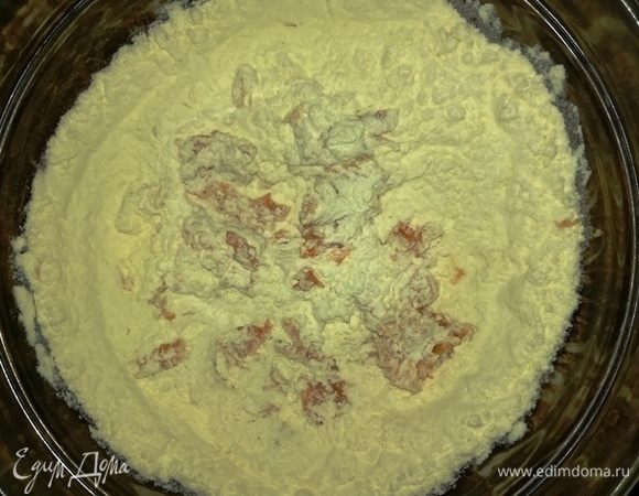 Добавляем к жидким компонентам муку и вымешиваем до однородного состояния.