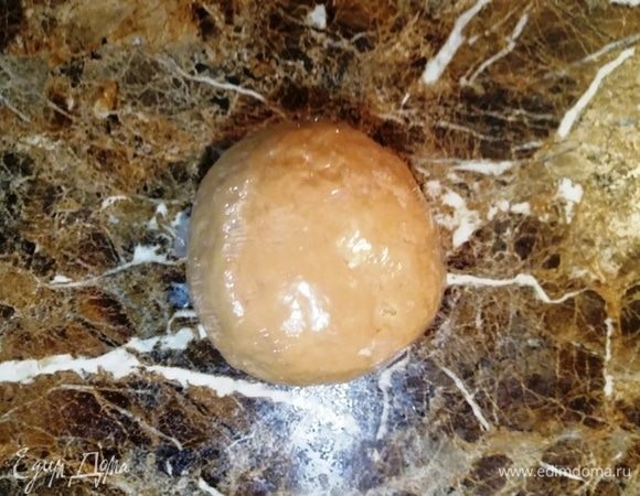 Полученное тесто упаковываем в пищевую пленку и оставляем при комнатной температуре на 30 минут.