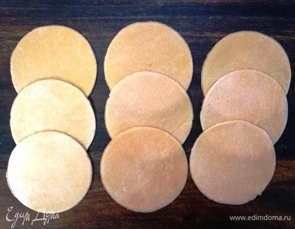 Раскатываем тесто в пласт толщиной не более 1 мм. Формочкой вырезаем круги.