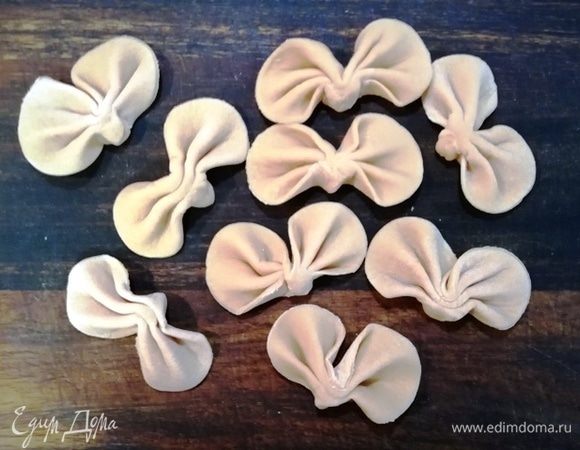 Из каждого кружка формируем бабочку и оставляем на разделочной доске, пока готовим мясо. Накрывать не надо, подсушиваем! 