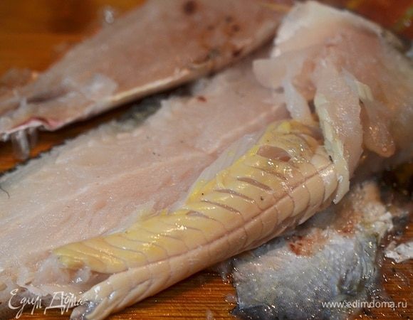 Срежьте с рыбы филе.