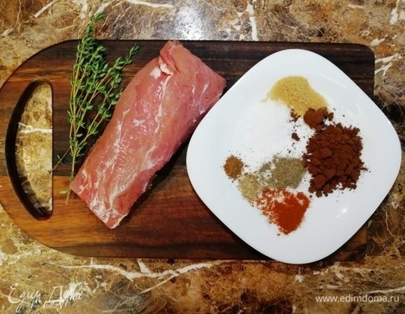 Подготавливаем свиную вырезку, кофе и специи.