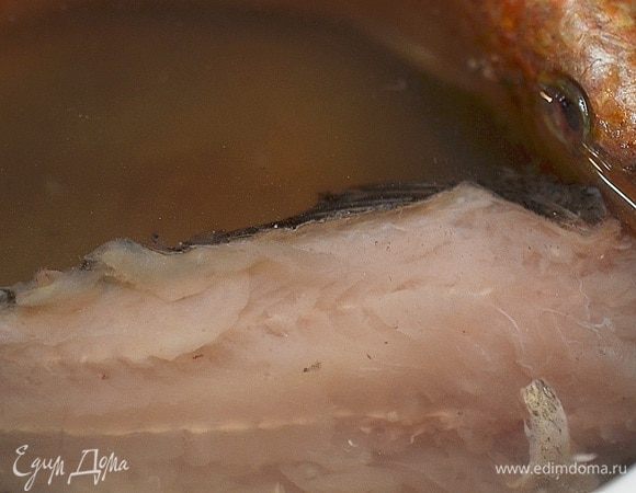 Ставим на плиту кастрюлю с холодной водой, кладем туда рыбью голову и хребет, всыпаем мелиссу, гвоздику, бадьян, резаный на ломтики имбирь, солим и даем закипеть на среднем огне.