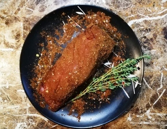 Смешиваем специи и хорошо обваливаем со всех сторон в них вырезку. Оставляем промариноваться минут на 20 при комнатной температуре.