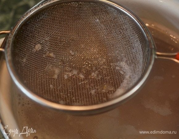 Варите бульон 30 минут, затем процедите и верните на огонь.