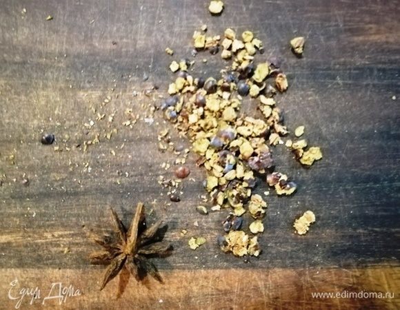 Сушеные ягоды можжевельника измельчаем ножом (не мелко).
Тем временем наливаем в кастрюлю воду, доводим до кипения, солим, перчим. Опускаем наши «бабочки»-фарфалле на 7 минут.