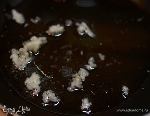 В сковороде на масле обжариваем чеснок. Добавляем соевый соус.
