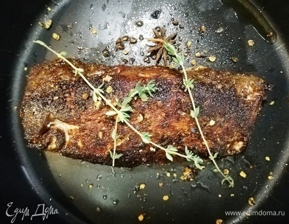 Вырезку обжариваем на максимально разогретой сковороде по 30 секунд с двух сторон. Перекладываем в противень, посыпаем можжевельником, кладем несколько звездочек бадьяна (кто не любит аромат бадьяна, может не добавлять). Ставим в духовку, разогретую до 180°С, на 10 минут.