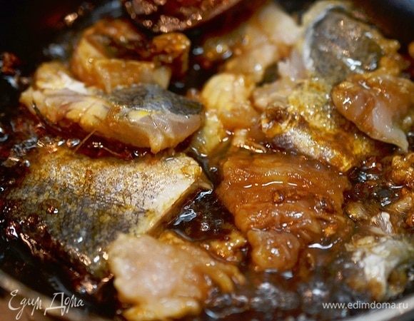 Добавляем нарезанное филе рыбы и обжариваем минут 10.