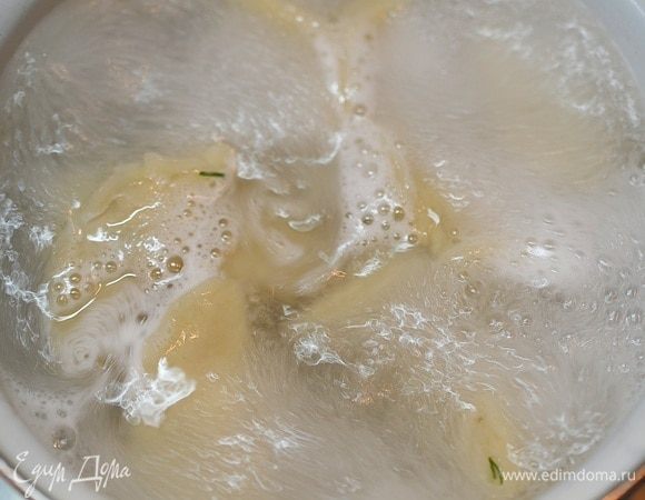 Добавьте в бульон и варите до готовности пельменей.