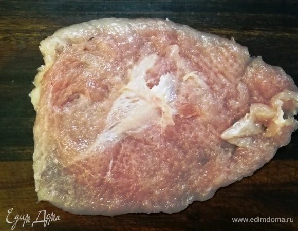 Сложить оба филе слегка внахлест. Место соединения (центр) еще слегка отбить до однородной толщины.