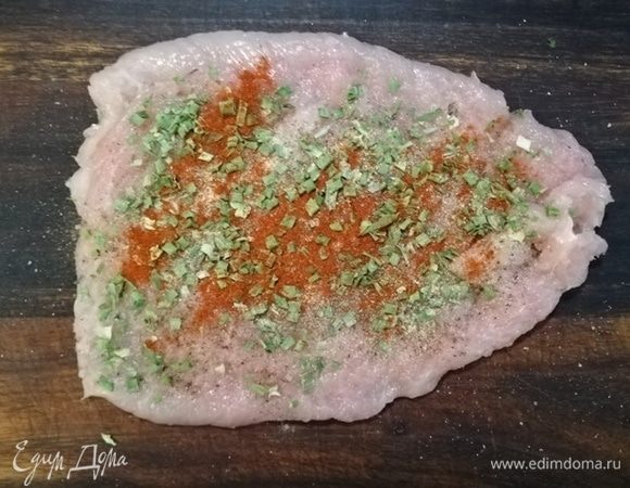 Посыпать сладкой паприкой.