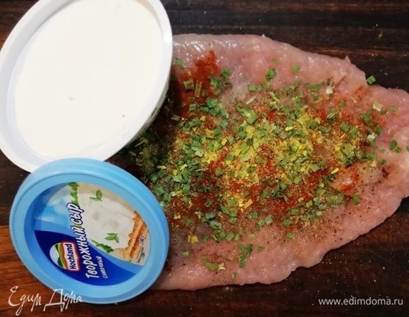 Я еще слегка посыпала куриным «улучшайзером». Нанести слой творожного сыра Hochland.