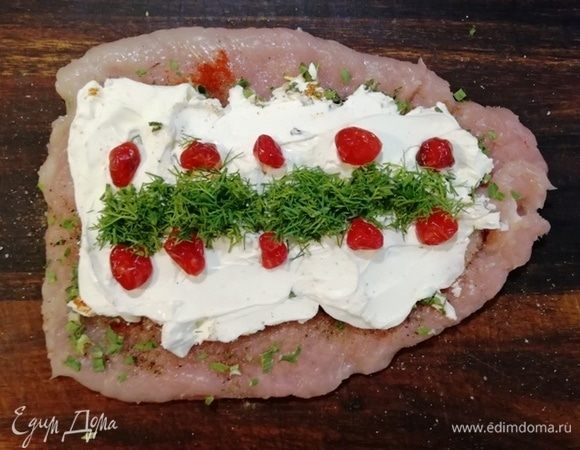 Сверху разложить вяленую вишню, свежий укроп.