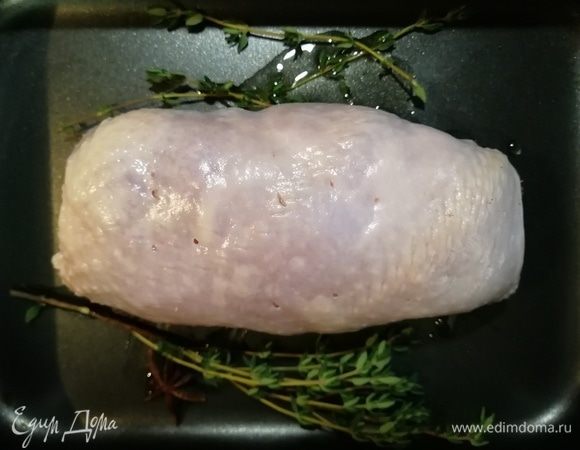 Рулет из филе аккуратно обернуть в кожу. Сделать несколько проколов на коже, чтобы не лопнула.