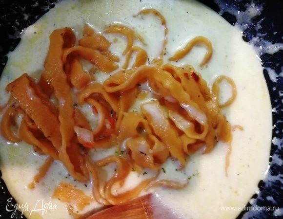 Опустить домашнюю пасту в получившийся соус и протомить около 2 минут.