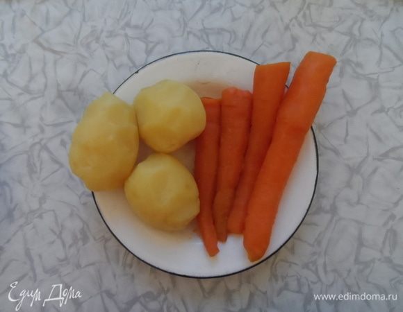 Картофель и морковь очистить, нарезать кубиком.