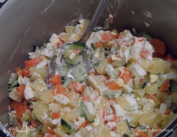 Яйца и огурец нарезать кубиком. Соединить с картофелем и морковью и заправить майонезом ТМ «МахеевЪ».
Выложить салат овалом на тарелку. Перенести плетенку из сарделек на салат и украсить бока половинками сарделек.
Украсить зеленью.